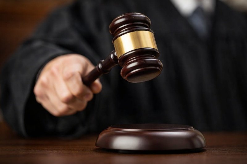 A judge’s gavel mid-strike reflects the judiciary’s role in shaping the outcome of a federal funding dispute.