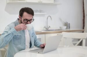 More Americans are turning to side hustles and secondary income streams as rising living costs reshape the modern workforce.