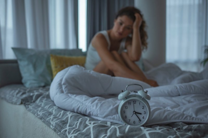 Late-night wakefulness and inconsistent sleep patterns are becoming a growing concern as more people struggle to maintain healthy routines.