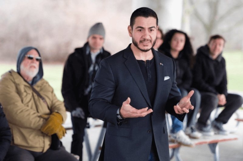 Abdul El-Sayed speaks with voters during his campaign for Michigan’s open U.S. Senate seat.