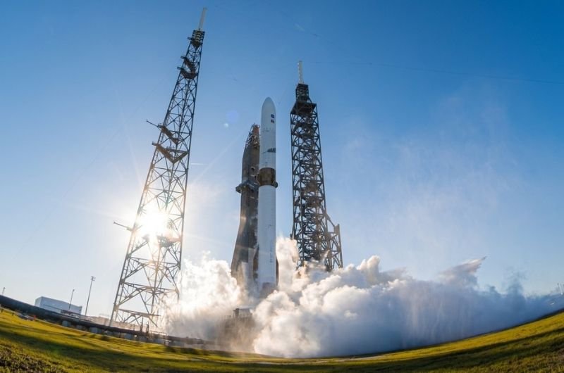 Blue Origin’s New Glenn rocket launches from Cape Canaveral Space Force Station in Florida. NASA has added the larger New Glenn 9×4 configuration to its Launch Services II contract, making it eligible to compete for future agency missions.